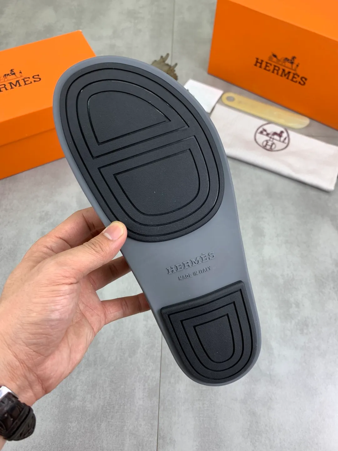 Men's shoes 💰P440 New [HERMES] high-end quality new Hermès slippers, made of imported calfskin, wear-resistant and non-slip rubber outsole. Fashionable and elegant code number: 39-44 (38 45 46 customized)